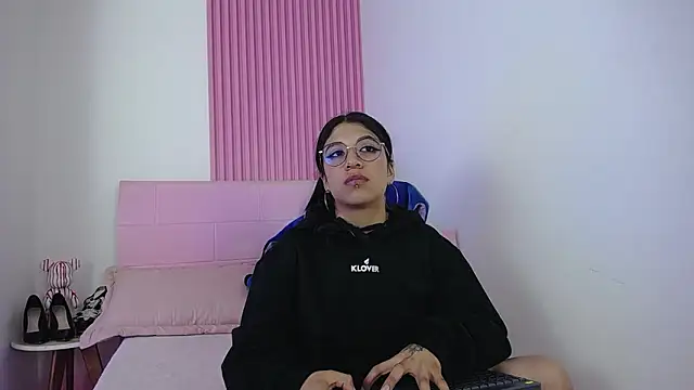 sharlotaustral18 online show from February 10, 3:44 pm