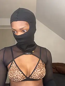 Snapshot of KiaraAmara chatting on February 14, 6:19 pm KiaraAmara online show from February 14, 6:19 pm