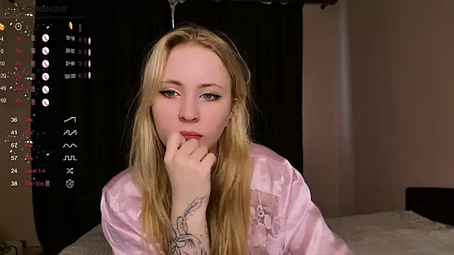 lilMelaniloveis online show from April 19, 7:09 am