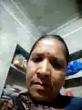 Snapshot of Loomaraj chatting on April 28, 3:49 pm Loomaraj online show from April 28, 3:49 pm