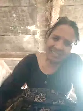 Snapshot of Loomaraj chatting on May 12, 11:05 am Loomaraj online show from May 12, 11:05 am