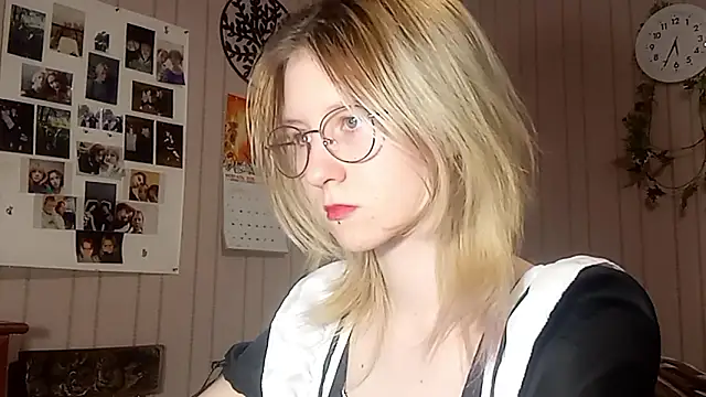 Snapshot of RunawayBr1de chatting on February 14, 2:28 pm RunawayBr1de online show from February 14, 2:28 pm