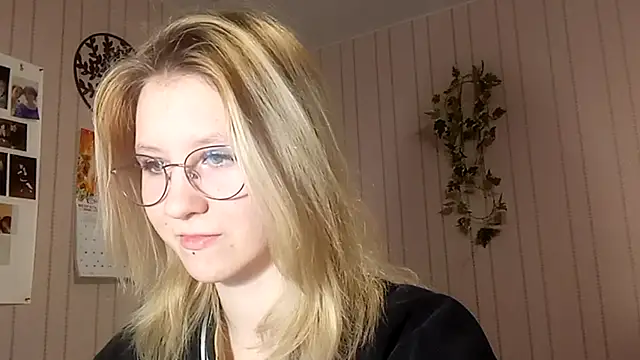 Snapshot of RunawayBr1de chatting on February 24, 3:13 pm RunawayBr1de online show from February 24, 3:13 pm