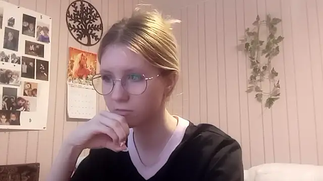 Snapshot of RunawayBr1de chatting on February 21, 2:52 pm RunawayBr1de online show from February 21, 2:52 pm