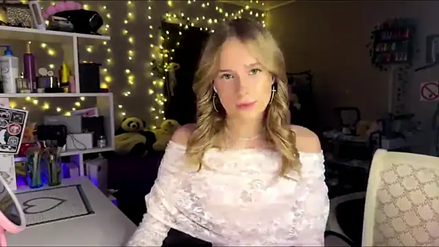 Snapshot of amily_sunray chatting on February 14, 1:22 pm amily sunray online show from February 14, 1:22 pm