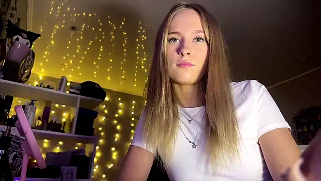 Snapshot of amily_sunray chatting on February 8, 3:21 pm amily sunray online show from February 8, 3:21 pm