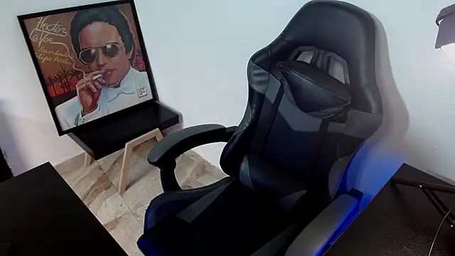 Snapshot of Xanderstone00 chatting on February 12, 8:52 pm Xanderstone00 online show from February 12, 8:52 pm