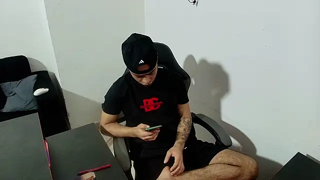 Snapshot of Xanderstone00 chatting on February 13, 4:40 pm Xanderstone00 online show from February 13, 4:40 pm