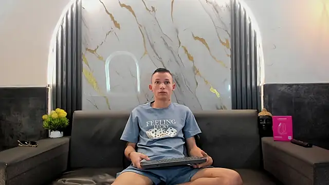 Isaak 26 online show from April 4, 7:09 pm