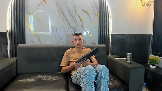 Isaak 26 online show from March 29, 7:26 pm