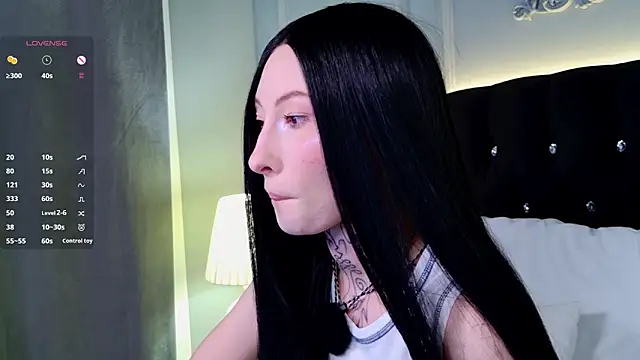 Snapshot of roxy_morrison_x chatting on June 8, 3:51 am roxy morrison x online show from June 8, 3:51 am