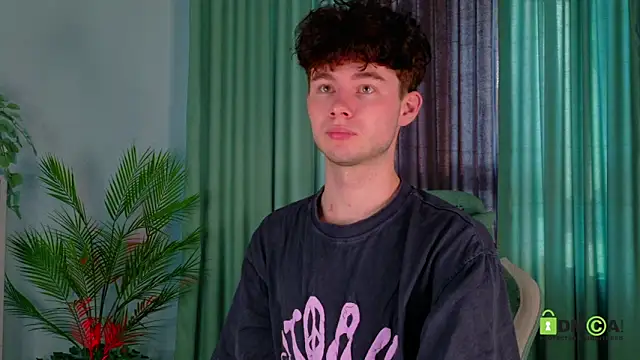 moon Gloww online show from March 25, 1:39 am