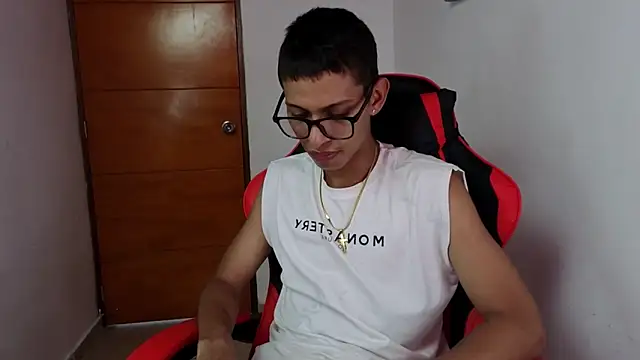 Snapshot of Niklausxxx chatting on February 21, 6:43 pm Niklausxxx online show from February 21, 6:43 pm