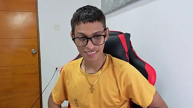 Snapshot of Niklausxxx chatting on February 25, 12:22 am Niklausxxx online show from February 25, 12:22 am