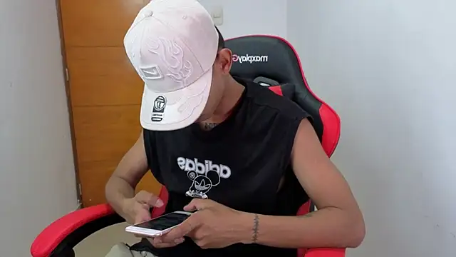 Snapshot of Niklausxxx chatting on February 9, 5:22 pm Niklausxxx online show from February 9, 5:22 pm