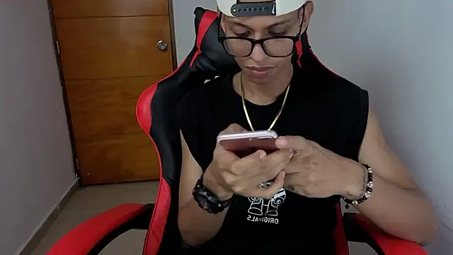 Snapshot of Niklausxxx chatting on March 3, 4:41 am Niklausxxx online show from March 3, 4:41 am