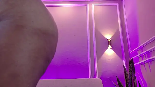 SuzyFox  online show from April 8, 7:37 pm