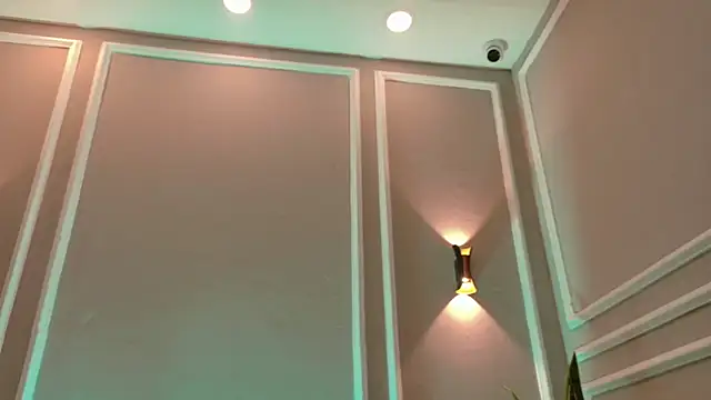 SuzyFox  online show from March 15, 8:05 pm