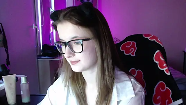 Snapshot of LunaXcherry chatting on June 10, 5:47 pm LunaXcherry online show from June 10, 5:47 pm