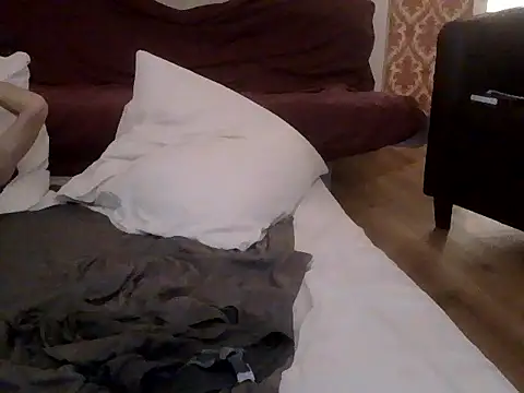 Snapshot of Mickredge chatting on February 15, 2:01 am Mickredge online show from February 15, 2:01 am