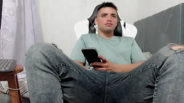 Snapshot of Tuporia6272 chatting on February 13, 5:51 am Tuporia6272 online show from February 13, 5:51 am