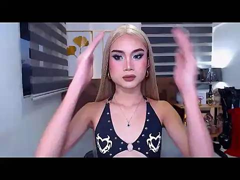 Snapshot of JuicyCockThea chatting on June 17, 10:25 am JuicyCockThea online show from June 17, 10:25 am