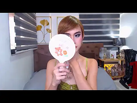 Snapshot of JuicyCockThea chatting on June 12, 1:47 am JuicyCockThea online show from June 12, 1:47 am