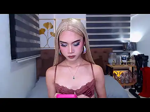 Snapshot of JuicyCockThea chatting on June 18, 11:37 am JuicyCockThea online show from June 18, 11:37 am