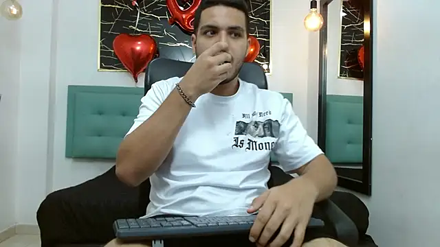 Snapshot of Trevor_Ash chatting on February 18, 3:37 am Trevor Ash online show from February 18, 3:37 am