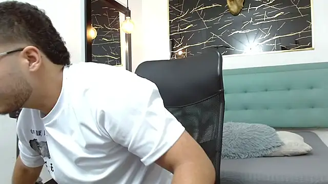 Snapshot of Trevor_Ash chatting on February 11, 3:28 am Trevor Ash online show from February 11, 3:28 am