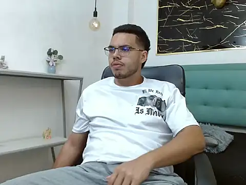 Snapshot of Trevor_Ash chatting on February 13, 3:28 am Trevor Ash online show from February 13, 3:28 am