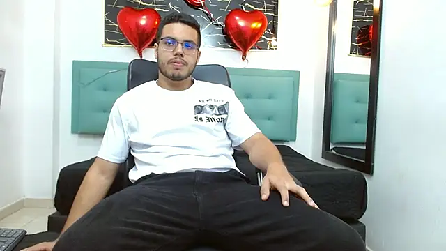 Snapshot of Trevor_Ash chatting on February 21, 3:30 am Trevor Ash online show from February 21, 3:30 am