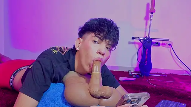 max femboy online show from May 28, 10:04 pm