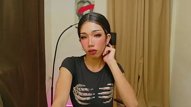 Queenoflustx online show from May 13, 1:51 pm
