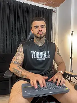 Benjii Carter1 online show from March 7, 3:35 am