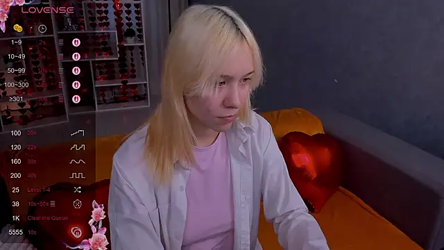 Snapshot of EmilyTrase chatting on February 14, 1:50 am EmilyTrase online show from February 14, 1:50 am