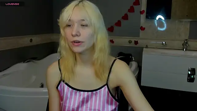 Snapshot of EmilyTrase chatting on February 24, 1:17 am EmilyTrase online show from February 24, 1:17 am