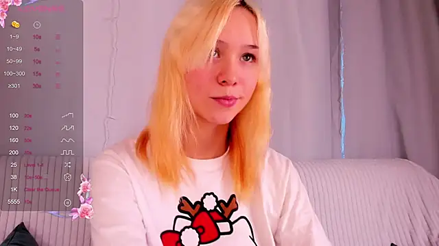 Snapshot of EmilyTrase chatting on February 22, 1:19 am EmilyTrase online show from February 22, 1:19 am