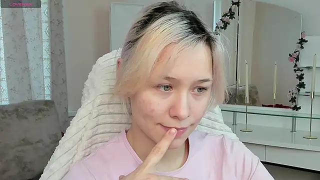 EmilyTrase online show from April 28, 1:15 am