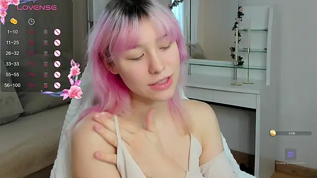 Snapshot of EmilyTrase chatting on June 6, 1:11 am EmilyTrase online show from June 6, 1:11 am