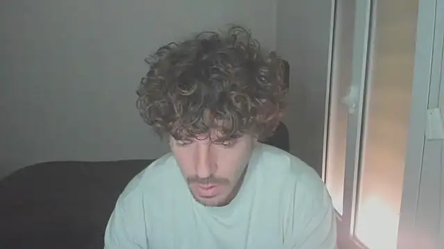 Snapshot of joaquin420_hot chatting on February 15, 10:25 am joaquin420 hot online show from February 15, 10:25 am