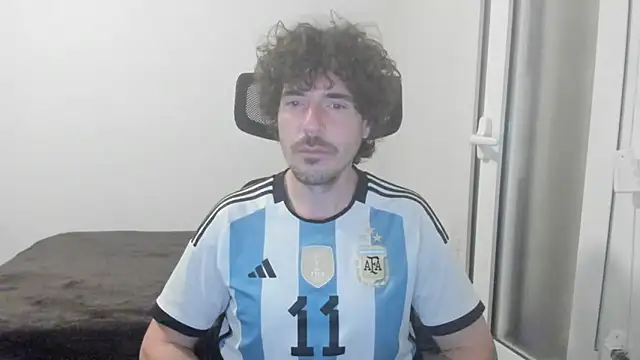 Snapshot of joaquin420_hot chatting on February 20, 6:26 am joaquin420 hot online show from February 20, 6:26 am