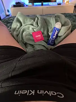 Snapshot of Thomascrtz chatting on February 17, 9:12 pm Thomascrtz online show from February 17, 9:12 pm