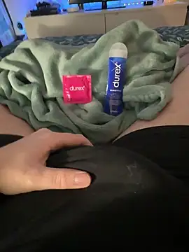 Snapshot of Thomascrtz chatting on February 18, 9:44 pm Thomascrtz online show from February 18, 9:44 pm