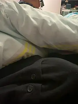 Snapshot of Thomascrtz chatting on February 22, 12:35 am Thomascrtz online show from February 22, 12:35 am