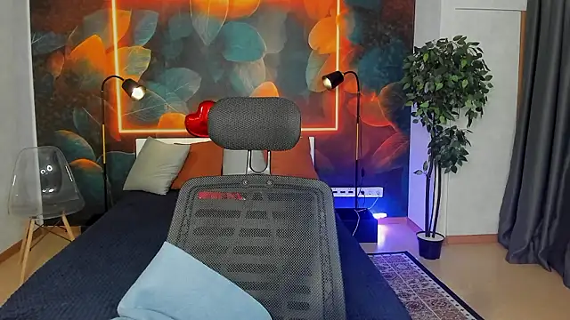 Snapshot of little__isabel chatting on February 14, 1:39 am little isabel online show from February 14, 1:39 am