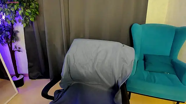 Snapshot of little__isabel chatting on July 1, 8:03 am little isabel online show from July 1, 8:03 am