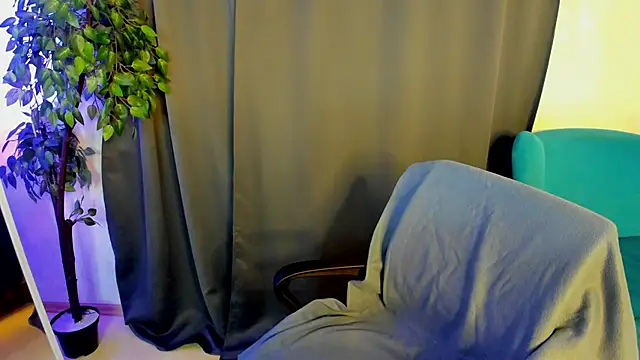 Snapshot of little__isabel chatting on June 14, 1:35 am little isabel online show from June 14, 1:35 am