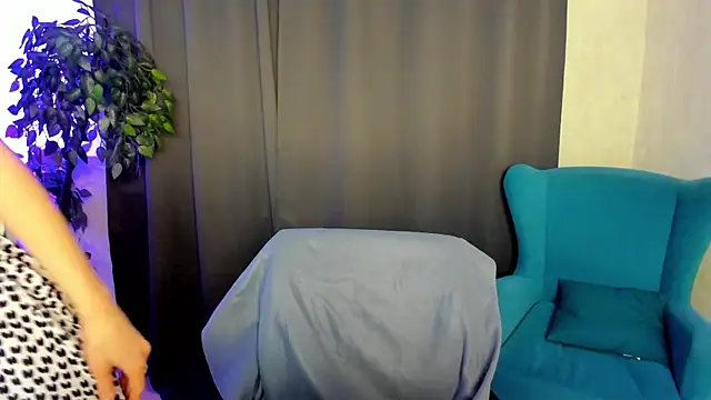 Snapshot of little__isabel chatting on July 6, 8:10 am little isabel online show from July 6, 8:10 am