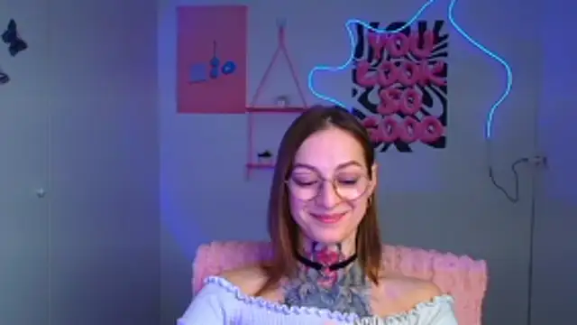 Snapshot of Esmi_Winter chatting on February 20, 6:37 am Esmi Winter online show from February 20, 6:37 am